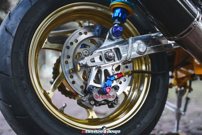 Rem belakang turut diupgrade dan swingarm diganti dengan yang lebih kekar