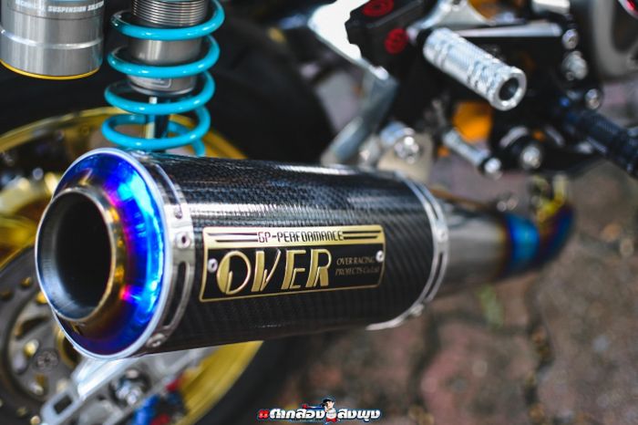 Sektor mesin mendapatkan knalpot Over Racing karbon