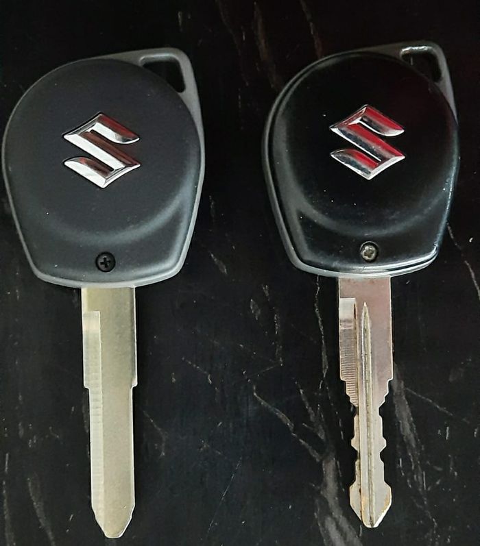 Kunci kontak Ertiga bensin type 3 (kiri) vs Ertiga diesel