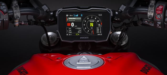 Tampilan panel instrumen Ducati Diavel V4