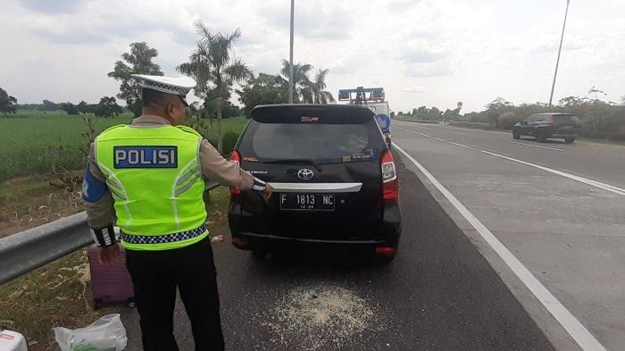 Kondisi Toyota Avanza nopol F 1813 NC setelah koprol lalu terseret di ruas tol Surabaya-Mojokerto