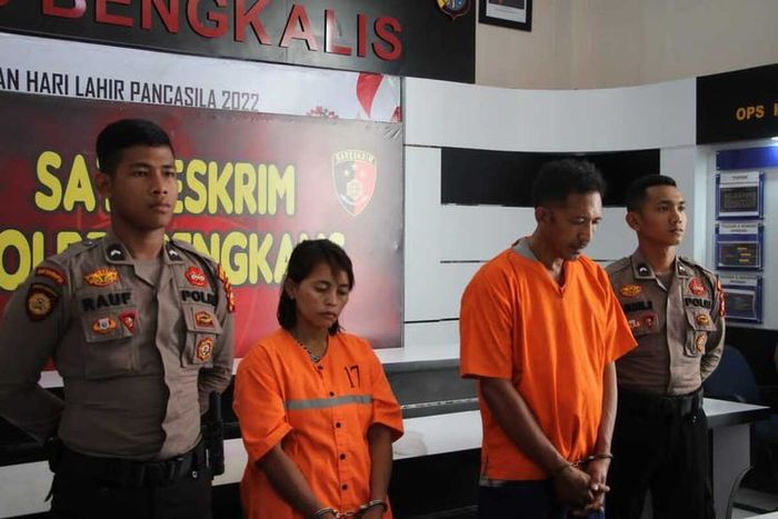 Hendra (49) dan istrinya Susiana (34) menjadi pelaku rekayasa kasus pembunuhan, ODGJ dibunuh lalu dibakar di dalam kabin Suzuki Carry di desa Tasik Serai, Talang Muandau, Bengkalis, Kepulauan Riau