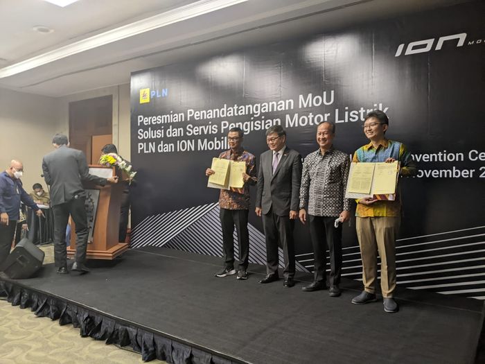 ION Mobility jalin kerjasama dengan PLN hadirkan layanan pengisian daya motor listrik