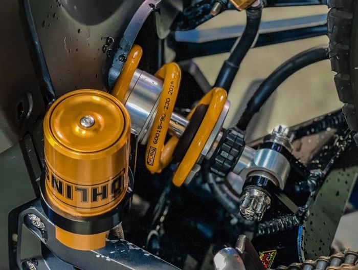Suspensi belakang pakai shock Ohlins