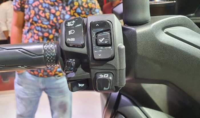 Panel saklar baru milik Yamaha XMAX Connected, ada tombol Atas, Bawah dan Ok untuk atur panel instrumen