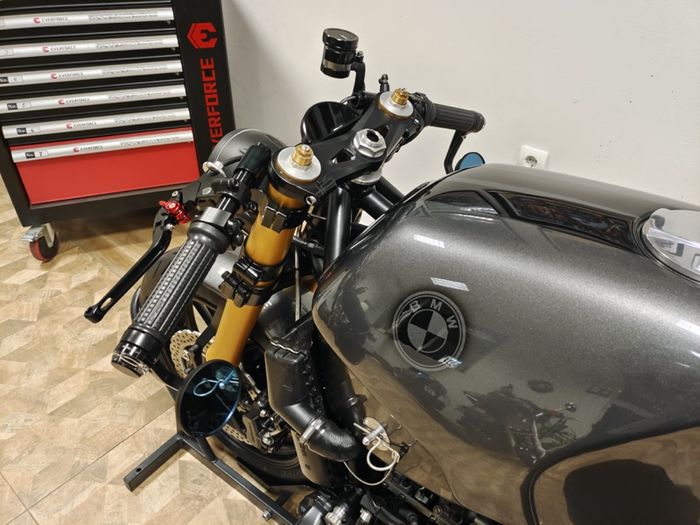 Garpu depan diganti dengan milik Kawasaki ZX-10R dan kokpit diisi dengan part-part Motogadget