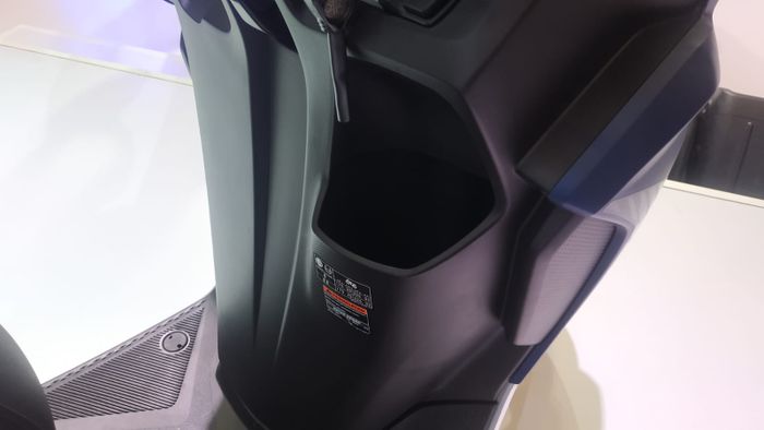 Ada ruang bagasi tambahan di konsol depan