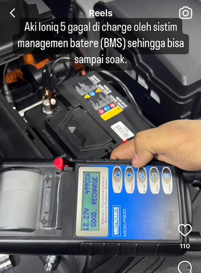 Ilustrasi pengecekan daya baterai 12 volt pada mobil listrik