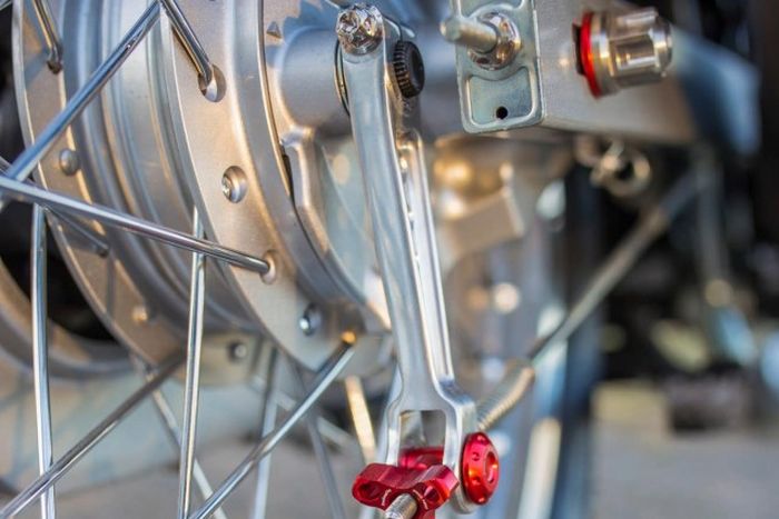 Rem belakang tetap bermodel tromol