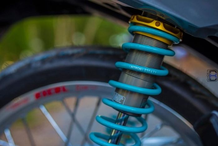 Suspensi belakang pakai Shock Nitron