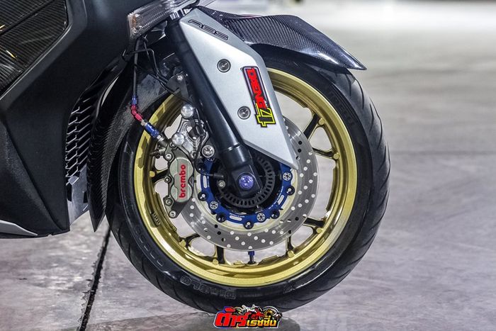 Pelek diberi kelir emas dan pengereman dimaksimalkan