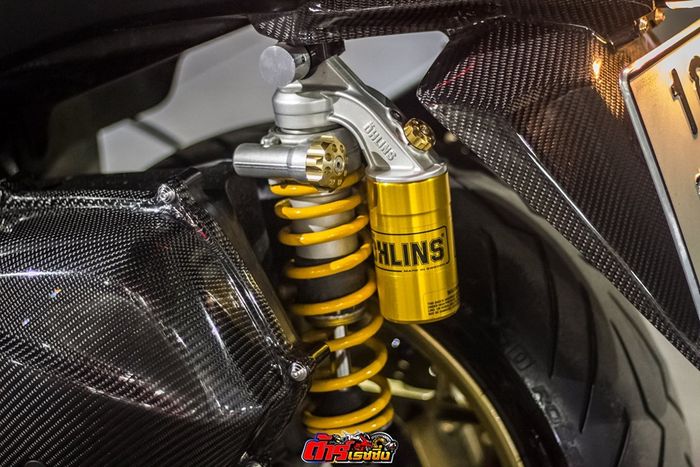 Suspensi belakang pakai shock Ohlins