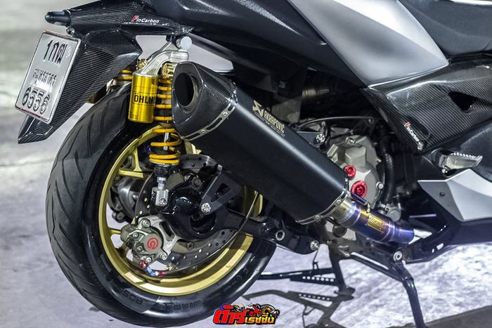 Rem belakang turut diupgrade dan mesin diberi knalpot Akrapovic