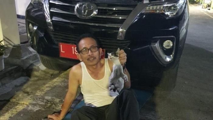 Wakil Ketua DPRD Surabaya, A Hermas Thony menunjukan kucing yang sempat terjebak di ruang mesin Toyota Fortuner dinasnya