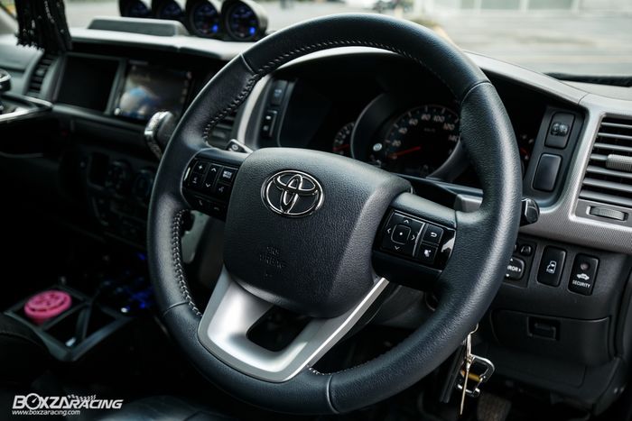 Kabin modifikasi Toyota HiAce dipasangi setir milik Fortuner