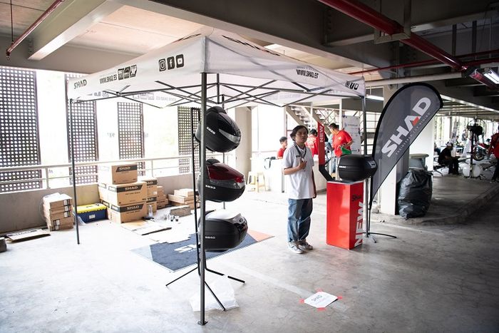 Pengunjung dapat langsung memasang box SHAD di booth yang berlokasi di area test ride