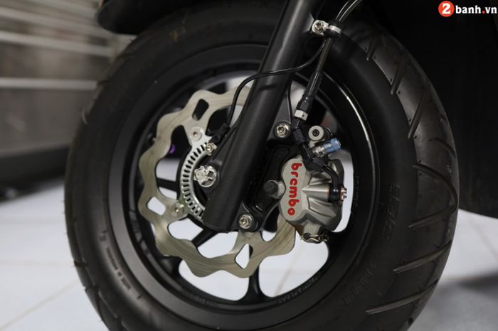 Kaki depan mendapatkan upgrade pengereman dan fitur ABS