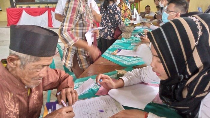 Seorang warga terdampak Tol Yogyakarta-Bawen sedang menandatangani persetujuan atas penetapan ganti rugi.