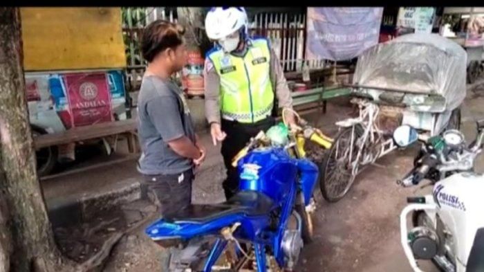 Pengendara motor di Kota Probolinggo, Jawa Timur kedapatan Polisi mencopot pelat nomor untuk hindari tilang elektronik