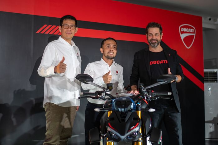 Dari kiri ke kanan: Joe Surya (CEO Ducati Indonesia, Eja Donaldha (COO Ducati Indonesia), Marco Biondi (Wakil Presiden, Penjualan dan Pemasaran Ducati untuk wilayah Asia-Pasifik).