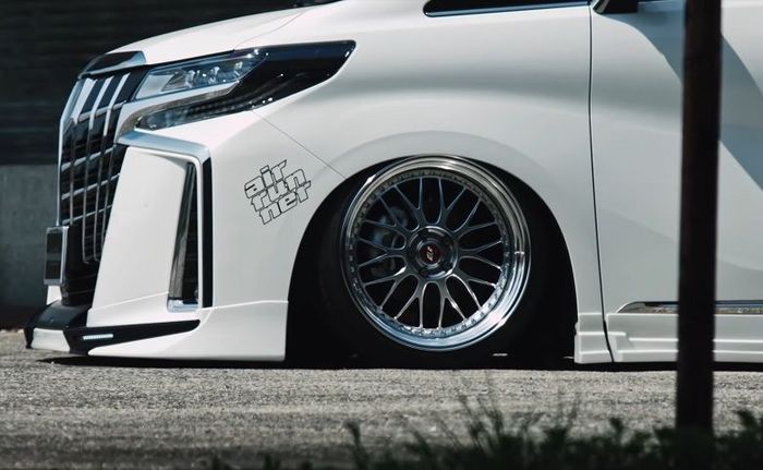 Modifikasi Toyota Alphard bagged ditopang airsus dan pelek Work Zistance W10M 20 inci