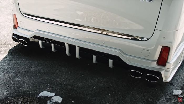 Tampilan belakang modifikasi Toyota Alphard bagged dipasangi body kit minimalis
