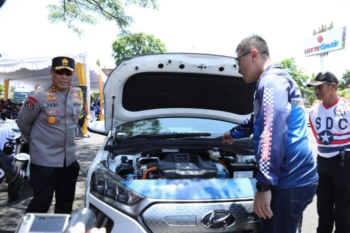 Irjen Pol Dedi Prasetyo saat mengecek kondisi kendaraan listrik jelang KTT G20 di Bali.