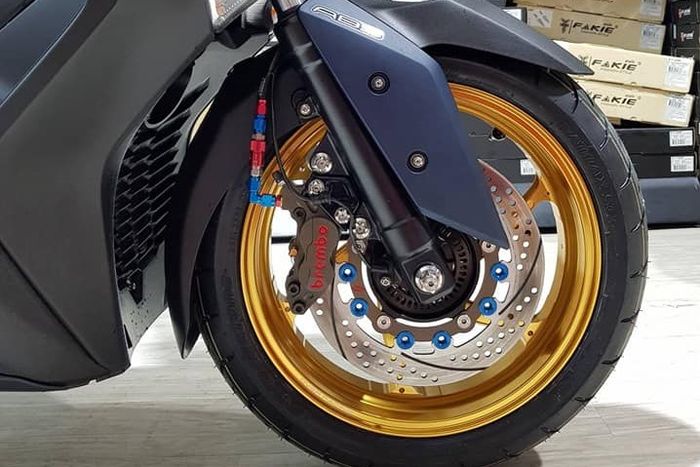 Kaki-kaki pakai pelek Over Racing dan pengereman mewah