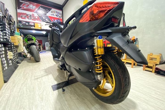 Suspensi belakang pakai shock Ohlins