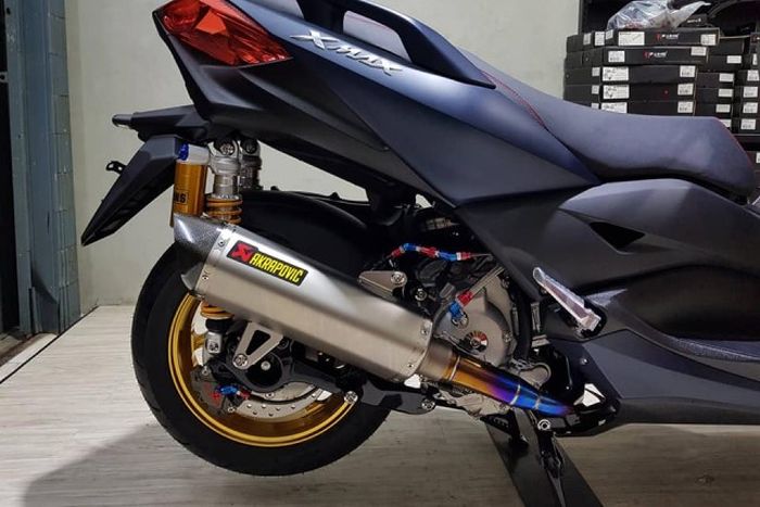 Sektor mesin mendapatkan knalpot Akrapovic