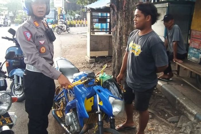 Polantas Kota Probolinggo menemukan motor pengendara yang tidak dilengkapi plat nomor. 