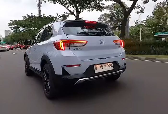 Tampak belakang Honda WR-V RS CVT With Honda Sensing