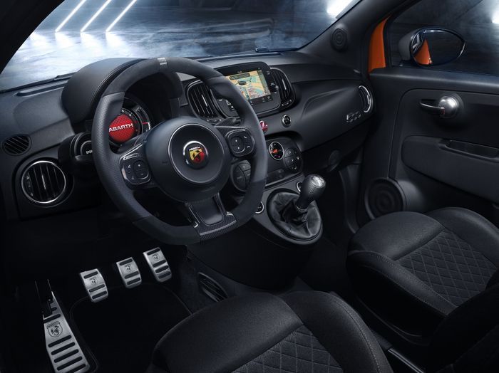 Interior Abarth 595 dengan Tech Pack.