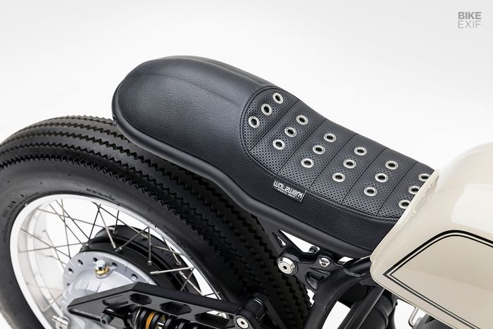 Subframe dibuatkan baru dan dipasangi jok kustom yang terinspirasi dari jok balap Ford GT40