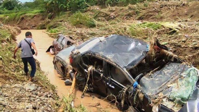 Kondisi enam mobil yang terseret banjir bandang di Semarang