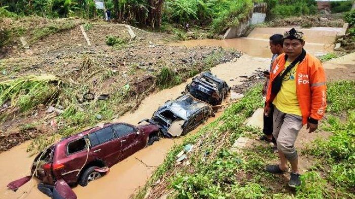Tiga bangkai mobil yang terseret banjir di kawasan Tambakaji, Ngaliyan, Semarang, Jawa Tengah (Jateng).