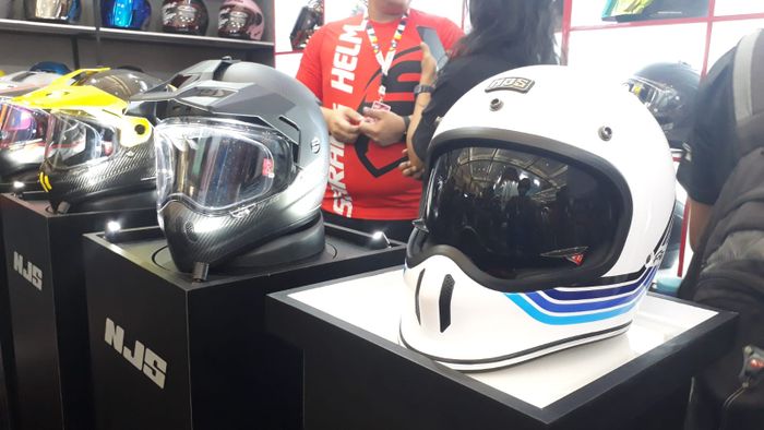 NJS Freedom dengan desain retro (kiri), NJS S-Cross Furious dengan desain supermoto (kanan)