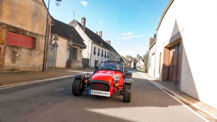 Caterham Seven 340 hadir dalam dua rasa yaitu 340 S-Pack dan 340 R-Pack.