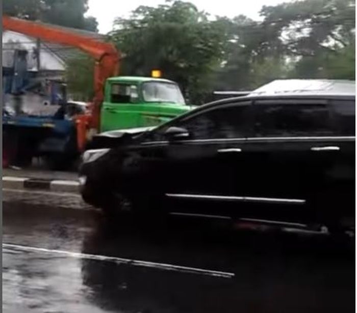 Toyota Kijang Innova Reborn yang dihunjam Suzuki Carry pikap terbang loncati pembatas jalan raya Solo-Jogja, Meger, Ceper, Klaten, Jawa Tengah