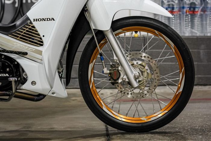 Kaki-kaki dapat pelek Akront dan pengereman berkaliper Brembo