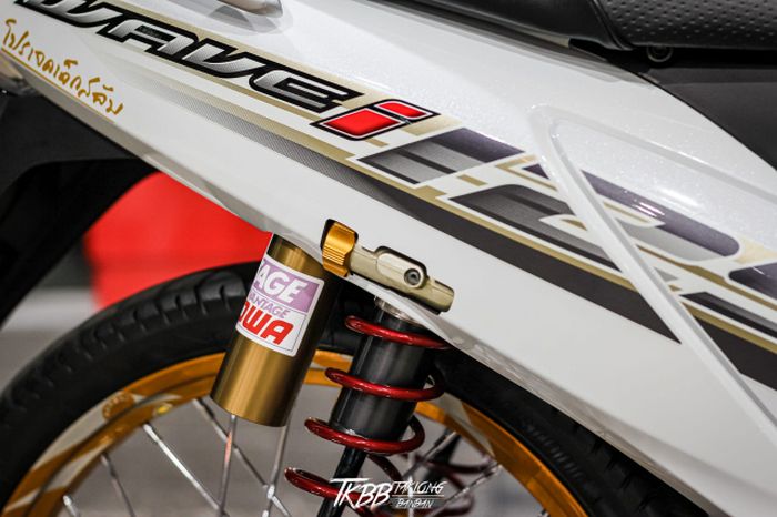 Suspensi belakang diganti dengan shock Showa