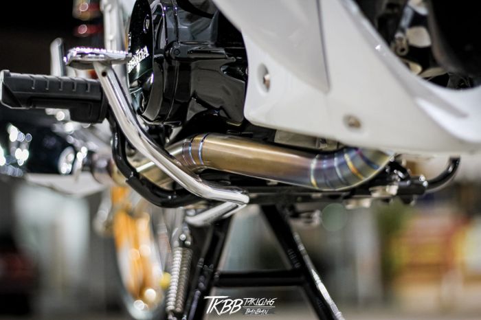 Sektor mesin mendapatkan leher knalpot titanium