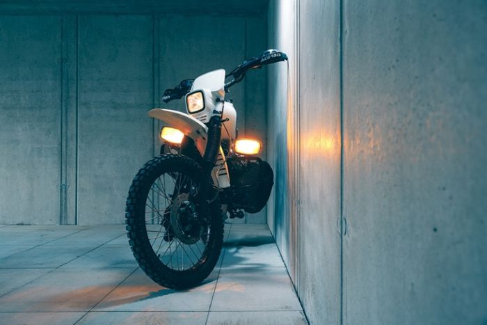 Wajah depan pakai produk Acerbis dan dipadukan dengan foglight dari mobil lama