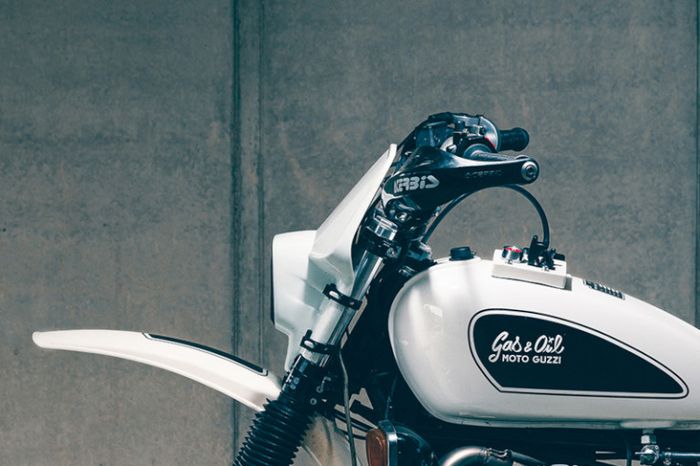 Kokpit terlihat minimalis dan tangki pakai punya Yamaha SR