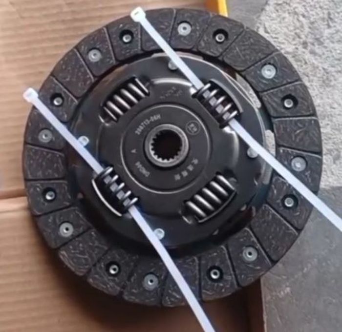 Cable ties diselipkan pada kedua per di kampas kopling