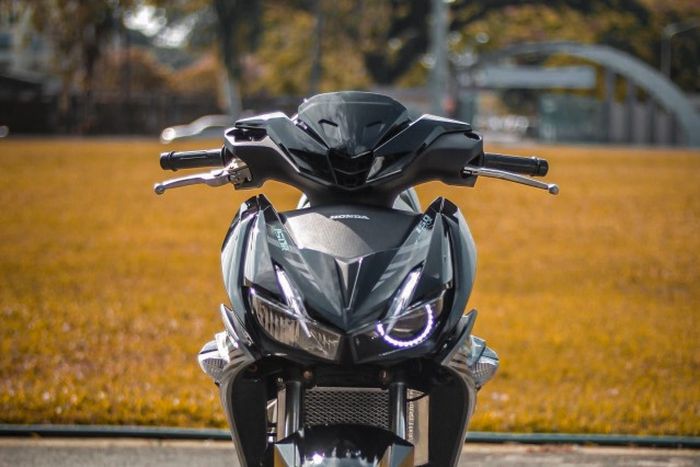 Master rem diganti baru dan lampu depannya dibuat belang ala BMW S1000RR