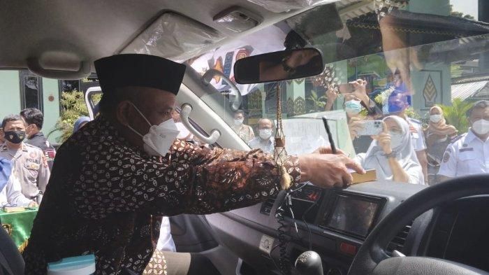Pj Wali Kota Yogyakarta, Sumadi secara simbolis memasang alat sakti ke mobil khusus kedaruratan yang membuat lampu merah nurut, cuma lewat langsung otomatis ganti nyala hijau