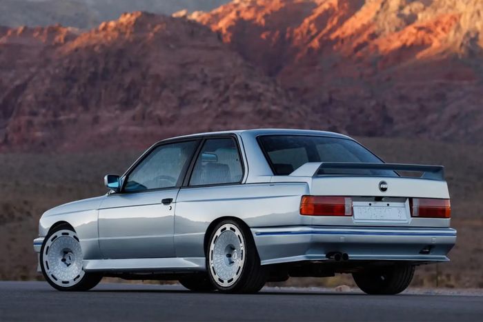 Modifikasi BMW Seri-3 E30 ditopang pelek aero disc unik berwarna putih