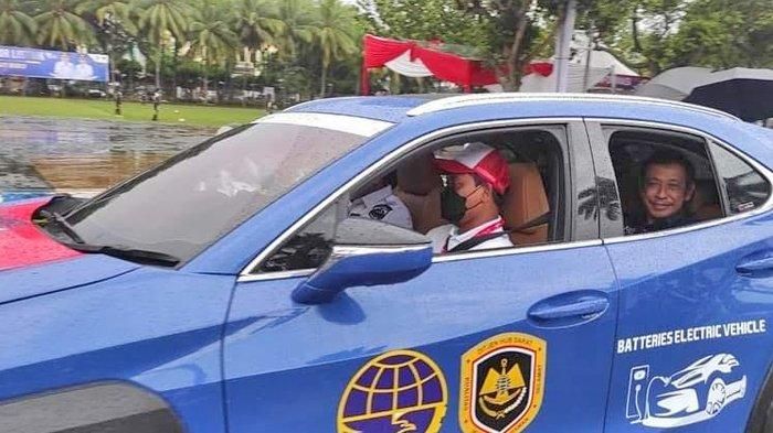Bupati Jember, Hendy Siswanto jajal kendaraan listrik sebelum melanjutkan touring Jakarta-Bali, Rabu (09/11/2022).