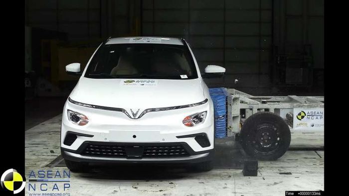 Uji tabrak samping VinFast VF e34.